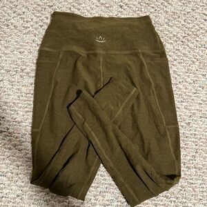 Beyond Yoga Out of Pocket Space dye Midi Legging Green Heather- Size Small